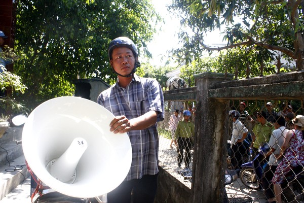 Hiếu kỳ xem bò, bị húc văng cao 2m như trong phim - ảnh 2